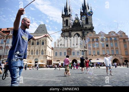 Prag, tschechische republik - 02. juni 2017 - Straßenkünstler macht Seifenblasen auf dem Staromestska-Platz in Prag. Stockfoto