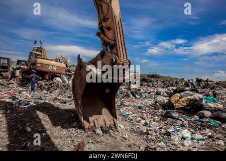 Nairobi, KENIA. Februar 2024. Aushubarbeiten auf der Dandora Deponie in Nairobi, Kenia. Dandora ist ein Slum in Nairobi Kenia, das 1977 gegründet wurde. Im Inneren des Dandora-Slums befindet sich eine der größten und bekanntesten Deponien von Dandora. Die 30 Hektar große Anlage mit geschätzten 850 festen Abfällen aus ganz Nairobi wurde 1975 gegründet. Jede Minute laden die Abfallsammler am Standort Abfälle aus den verschiedenen Lkws ab, die am Standort ankommen. Die Abfallsammler, die auch aus verschiedenen Teilen der Dandora-Slums leben, sind von der Deponie abhängig.als Einkommensquelle durch Recycling von Stockfoto