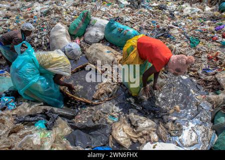 Nairobi, KENIA. Februar 2024. Müllsammler waschen Plastiktüten, die zum Recycling auf der Dandora Deponie in Nairobi, Kenia, verkauft werden. Dandora ist ein Slum in Nairobi Kenia, das 1977 gegründet wurde. Im Inneren des Dandora-Slums befindet sich eine der größten und bekanntesten Deponien von Dandora. Die 30 Hektar große Anlage mit geschätzten 850 festen Abfällen aus ganz Nairobi wurde 1975 gegründet. Jede Minute laden die Abfallsammler am Standort Abfälle aus den verschiedenen Lkws ab, die am Standort ankommen. Die Müllsammler, die auch aus verschiedenen Teilen der Dandora-Slums stammen, hängen von der Deponie ab Stockfoto