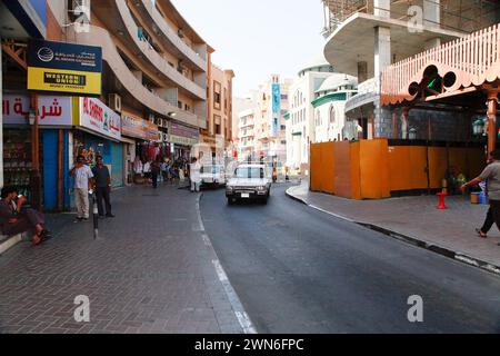 Vereinigte Arabische Emirate, Dubai - 29. juni 2013 - viele verschiedene Gewürze und Geschenke werden in der traditionellen Ladenstraße in Deira, Dubai, verkauft Stockfoto