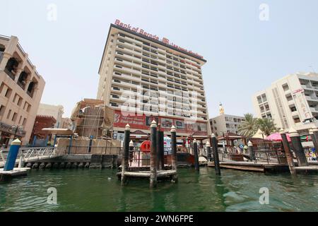 Vereinigte Arabische Emirate, Dubai - 29. juni 2013 - Szene des Dubai Creek mit Boot Stockfoto