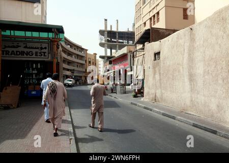 Vereinigte Arabische Emirate, Dubai - 29. juni 2013 - Menschen, die in der traditionellen Einkaufsstraße in Deira, Dubai, spazieren gehen Stockfoto