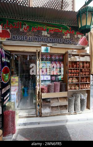 Vereinigte Arabische Emirate, Dubai - 29. juni 2013 - viele verschiedene Gewürze und Geschenke werden im Gewürzsouk in Deira, Dubai, verkauft Stockfoto