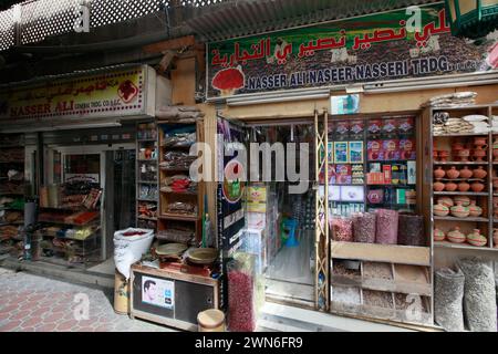 Vereinigte Arabische Emirate, Dubai - 29. juni 2013 - viele verschiedene Gewürze und Geschenke werden im Gewürzsouk in Deira, Dubai, verkauft Stockfoto
