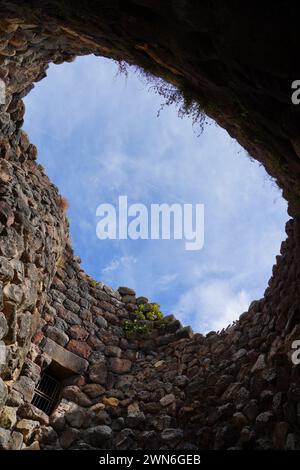 BARUMINI, ITALIEN – 19. OKT 2023 – Blick auf Su Nuraxi di Barumini auf Sardinien, eine archäologische Stätte aus der Bronzezeit mit Verteidigern Stockfoto