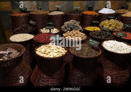 Verschiedene Gewürze und getrocknete Kräuterblumen auf dem arabischen Straßenmarkt. Dubai Spice Souk in Deira, Vereinigte Arabische Emirate. Stockfoto