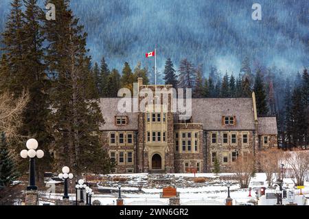 BANFF, ALBERTA, KANADA - FEB. 22, 2024: Das historische Verwaltungsgebäude des Banff National Park in den Cascades of Time Garden an der Banff Avenue in der Stockfoto