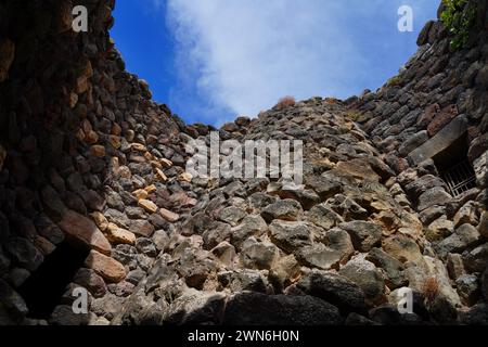 BARUMINI, ITALIEN – 19. OKT 2023 – Blick auf Su Nuraxi di Barumini auf Sardinien, eine archäologische Stätte aus der Bronzezeit mit Verteidigern Stockfoto