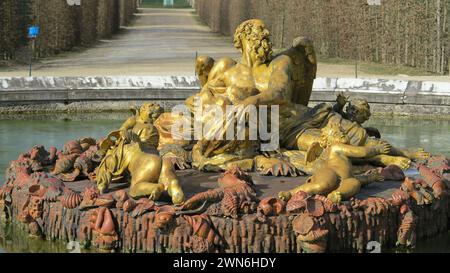 Versailles, Frankreich - 21. februar 2013 - Skulptur auf dem Brunnen des Schlosses von Versailles, Château de Versailles, oder einfach Versailles, ist eine königliche château Stockfoto