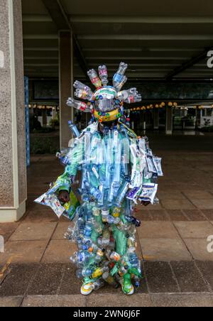 Nairobi, Kenia. Februar 2024. Ein Mann, der in einer Wanderausstellung als „Jitula Tak“ oder Plastikmonster gekleidet ist, mit Plastikflaschen und Müll geschmückt, als Teil des Bewusstseins für Plastikverschmutzung und Abfall während der 6. UN-Umweltversammlung, die im UN-Gelände in Nairobi stattfand. (Kreditbild: © Bianca Otero/ZUMA Press Wire) NUR REDAKTIONELLE VERWENDUNG! Nicht für kommerzielle ZWECKE! Stockfoto