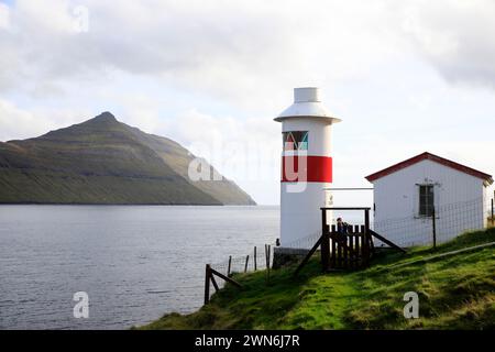 Leuchtturm auf den Färöer Inseln in der Nähe von Sydradalur, Kalsoy, Färöer Stockfoto