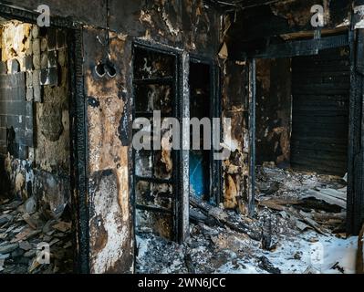 Verbrannte Zimmereinrichtung im Wohnhaus. Folgen des Brandkonzepts. Stockfoto