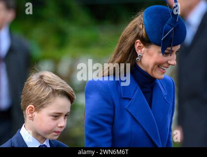 Prinzessin von Wales und Prinz George treffen sich nach dem Besuch des Weihnachtsgottesdienstes in der St. Mary Magdalene Church, Sandringham. Dezember 2023 Stockfoto