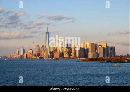 Die Skyline von Manhattan wird von der untergehenden Sonne beleuchtet. Stockfoto