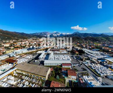 Luftbild von Carrara, Toskana, Weitwinkelansicht mit blauem Himmel im Hintergrund die Apuanischen Alpen, Marmorindustrie, Marmorblöcke Stockfoto