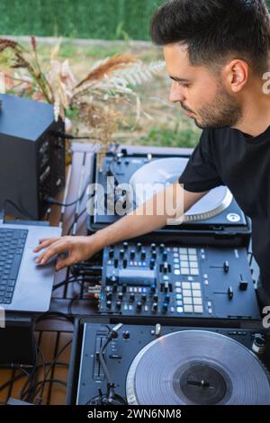 Tontechniker bereitet die Mischkonsole vor der DJ-Sitzung vor Stockfoto