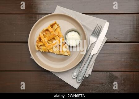 Ein Stück leckerer hausgemachter Quittenkuchen, serviert auf Holztisch, flach gelegt Stockfoto