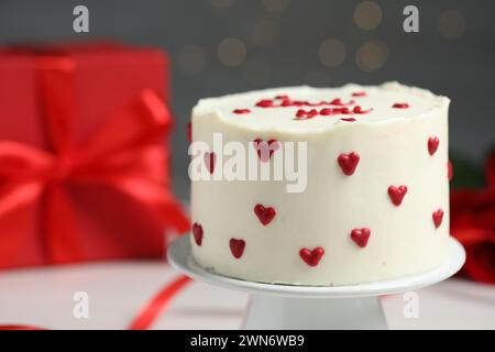 Bento-Kuchen und Geschenkbox auf weißem Tisch, Nahaufnahme. St. Valentinstag-Überraschung Stockfoto