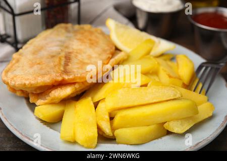 Leckerer Fisch und Chips auf dem Tisch, Nahaufnahme Stockfoto