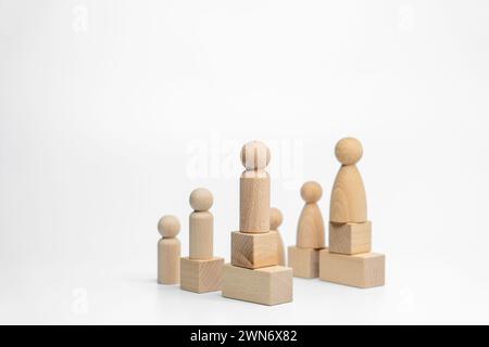 Hölzerne Puppe mit hölzernem Spielzeugblock isoliert auf weißem Hintergrund. Geschäftliches oder kreatives Konzept Stockfoto