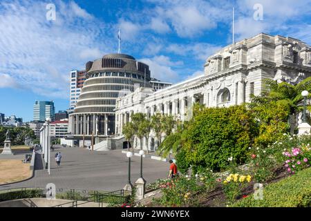 Das Beehive and Edwardian New Zealand Parliament Building, Lambton Quay, Pipitea, Wellington, Neuseeland Stockfoto