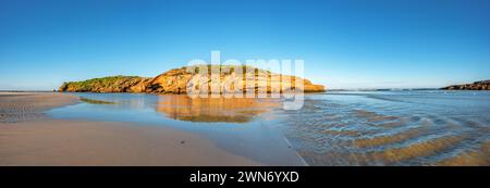 Großer Blick auf Middle Island, Merri Island und Stingray Bay Beach, Warrnambool, Great Ocean Road, Victoria, Australien Stockfoto