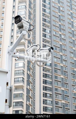 CCTV-Kameras vor Wohngebäuden in vertikaler Komposition Stockfoto