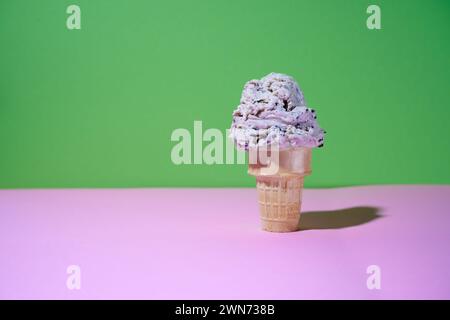 Kekse und Creme Eiskegel auf buntem Hintergrund Stockfoto