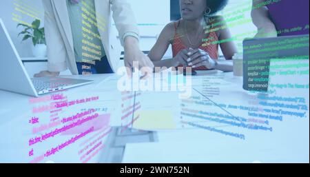 Bild von der Verarbeitung von Finanzdaten über verschiedene Geschäftsfrauen im Büro Stockfoto