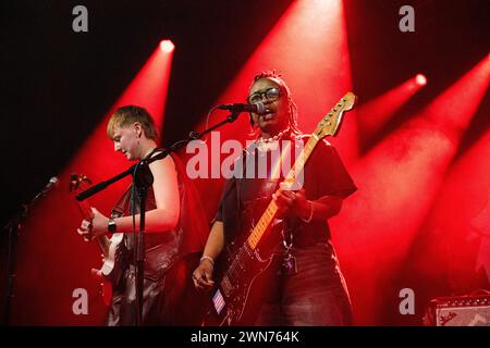 Am 29. Februar 2024 live im Electric Ballroom, London. L to R: Alex Young, Leadgitarrist (L) Gill eliver, Gitarrist, Vocals (R) Uninvited sind eine schottische vierköpfige Pop-Punk-/Alternative-Rock-Band. Mit ihrer Musik wollen ungebetene Barrieren im Musikraum überwinden und mehr nicht-männliche Kreativen erkennen lassen. Stockfoto