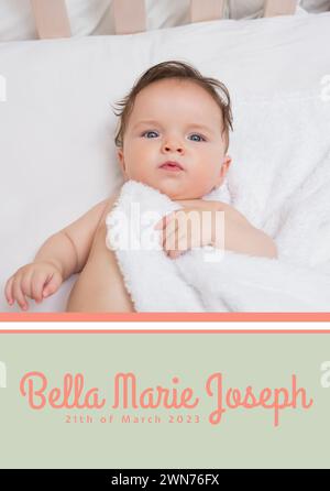 Komposition von bella marie joseph Text mit Geburtsdatum über kaukasienbaby auf grünem Hintergrund Stockfoto