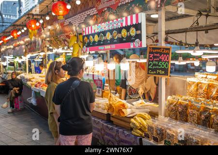 Bangkok, Thailand - 28. Februar 2024: Unbekannte Menschen auf der Straße vor der Platinum Fashion Mall in Bangkok, Thailand. Stockfoto