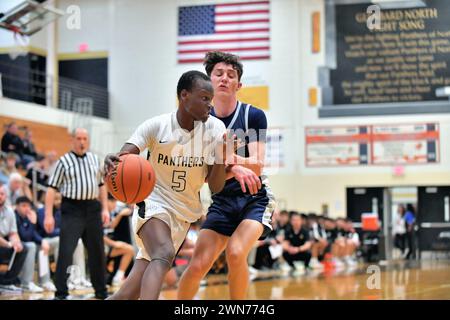 Illinois, USA. Spieler, der entlang der Baseline an einem Verteidiger vorbeifährt, auf einer Route zum Reifen. Stockfoto