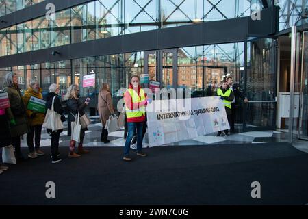 Demonstration kommt bei Industriens Hus in Kopenhagen im Zusammenhang mit dem Tag der seltenen Krankheiten ist ein internationaler Tag des Bewusstseins für seltene Krankheiten und Behinderungen, am Donnerstag, 29. Februar 2024 Kopenhagen Danish Industries Dänemark Copyright: XKristianxTuxenxLadegaardxBergx IMG 3409 Stockfoto