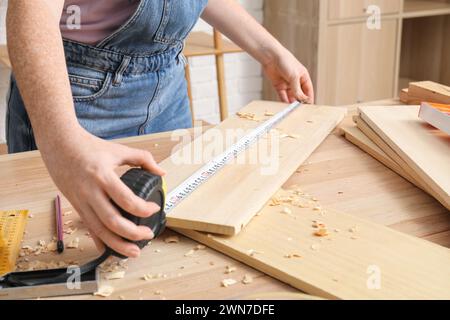 Zimmermannsmaße mit Klebeband in der Werkstatt, Großaufnahme Stockfoto