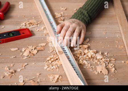 Zimmermannsmaße mit Klebeband in der Werkstatt, Großaufnahme Stockfoto
