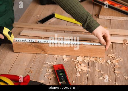 Zimmermannsmaße mit Klebeband in der Werkstatt, Großaufnahme Stockfoto