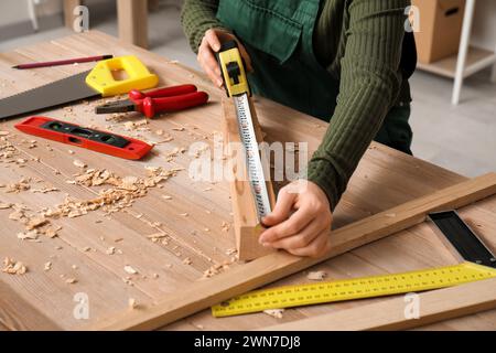 Zimmermannsmaße mit Klebeband in der Werkstatt, Großaufnahme Stockfoto