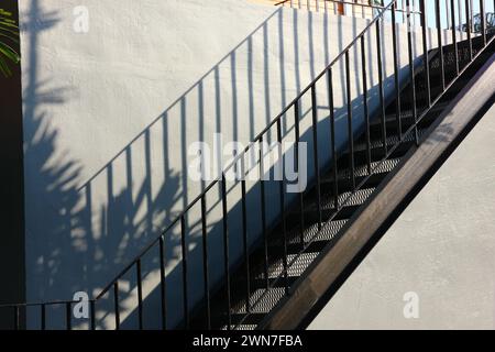 Schwarze eiserne Treppe an der Zementwand Stockfoto