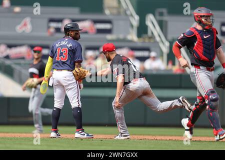 North Port FL USA; Minnesota Twins erster Baseman Alex Kirilloff (19) markiert Atlanta Braves Centerfield Ronald Acuna Jr., der bei einem Run Do erwischt wurde Stockfoto
