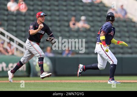 North Port FL USA; Minnesota Twins dritter Baseman Brooks Lee (27) jagt Atlanta Braves-Mittelfeldspieler Ronald Acuna Jr. in einem Run-down während eines MLB Stockfoto