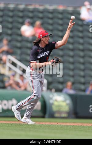 North Port FL USA; Minnesota Twins Relief Pitcher Kody Funderburk (55) fängt Atlanta Braves-Mittelfeldspieler Ronald Acuna Jr. während eines M Stockfoto