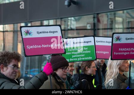 Demonstration kommt bei Industriens Hus in Kopenhagen im Zusammenhang mit dem Tag der seltenen Krankheiten ist ein internationaler Tag des Bewusstseins für seltene Krankheiten und Behinderungen, am Donnerstag, 29. Februar 2024 Kopenhagen Danish Industries Dänemark Copyright: XKristianxTuxenxLadegaardxBergx IMG 3420 Stockfoto