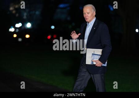 Washington, Usa. Februar 2024. US-Präsident Joe Biden spaziert auf dem Südrasen des Weißen Hauses, nachdem er am Donnerstag, den 29. Februar 2024, in Washington angekommen ist. Biden und sein politischer Rivale Donald Trump unternahmen am Donnerstag Duellbesuche an der US-Südgrenze und hoben ein Thema hervor, das in einem erwarteten November-Rematch ihres hart umstrittenen Wettbewerbs von 2020 eine prominente Rolle spielen wird. Foto: Leigh Vogel/UPI Credit: UPI/Alamy Live News Stockfoto