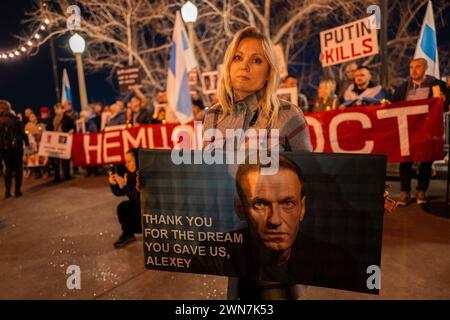 Sacramento, Kalifornien, USA. Februar 2024. "DANKE FÜR DEN TRAUM, DEN SIE uns GEGEBEN HABEN, ALEXEJ" eine Frau, IANA TROTSIUK, hält ein Zeichen zum Gedenken an Alexej Nawalny neben Demonstranten von "Stimmen der russischen Opposition" während einer Flamme der Resilienz-Veranstaltung zum Gedenken an die Opfer von Putins Regime. Nawalny, der russische Oppositionsführer, wird am Freitag nach einer für die Öffentlichkeit zugänglichen Beerdigung in Moskau begraben werden, sagten seine Familie und Helfer, während sie warnten, dass die Behörden versuchen könnten, Menschen an der Teilnahme zu hindern oder die Absage des Gottesdienstes zu erzwingen. (Kreditbild: © Renée C. Stockfoto