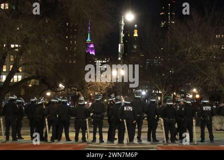 New York, NY, USA. Februar 2024. Die NYPD beaufsichtigt am 29. Februar 2024 die Proteste im Nahen Osten auf dem Union Square in New York City. Quelle: Rw/Media Punch/Alamy Live News Stockfoto