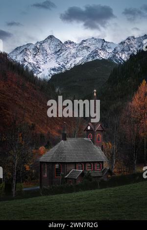 Tatranska Javorina, Slowakei - schöne römisch-katholische Holzkirche St. Anne am Dorf Tatranska Javorina an einem bewölkten Herbsttag mit der sn Stockfoto