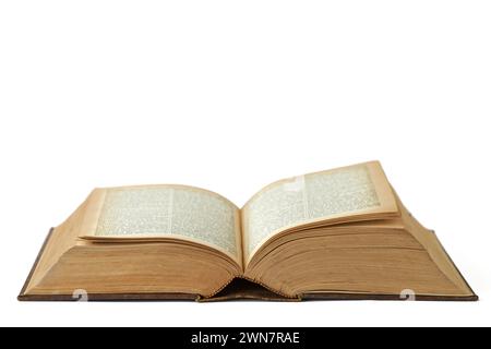 Alt, Buch und Manuskript mit Kenntnissen der antiken Literatur oder Geschichte auf weißem Atelierhintergrund. Nahaufnahme des historischen Romans, der Geschichte oder des Werkes für Stockfoto