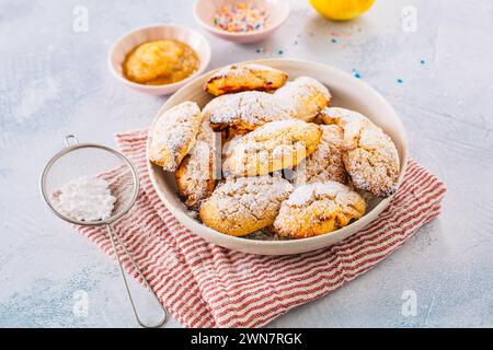 Hausgemachte Hüttenkäse-Donuts-Bällchen mit Puderzucker und Apfelsauce Stockfoto