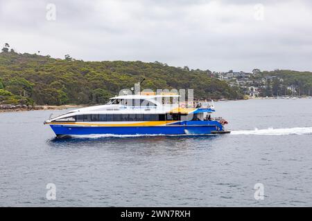 Die NRMA-Schnellfähre zwischen Manly und Circular Quay verkehrt über den Hafen von Sydney mit Landzunge, Sydney, NSW, Australien Stockfoto